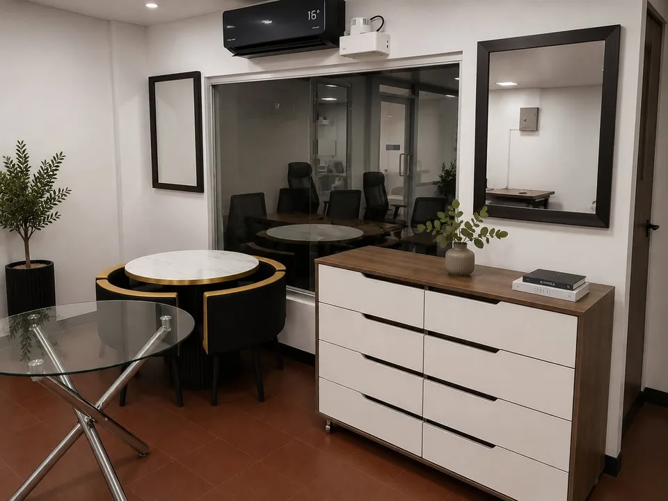 Muebles de recepción, mesas, sillas y espejos en un espacio de exhibición de MLC